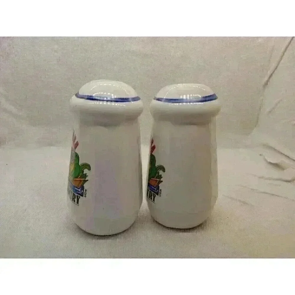 Vtg Louisiana Bayou Salt and pepper shakers Souvenir Collectable Kitchen Decor